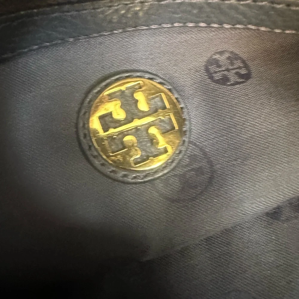 Tory Burch Blue Leather Amanda Handbag/Shoulder Bag.$495